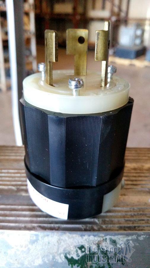 Clavija 30 A 3 Polos Cat.No. 3331-C marca Leviton - imagen 1