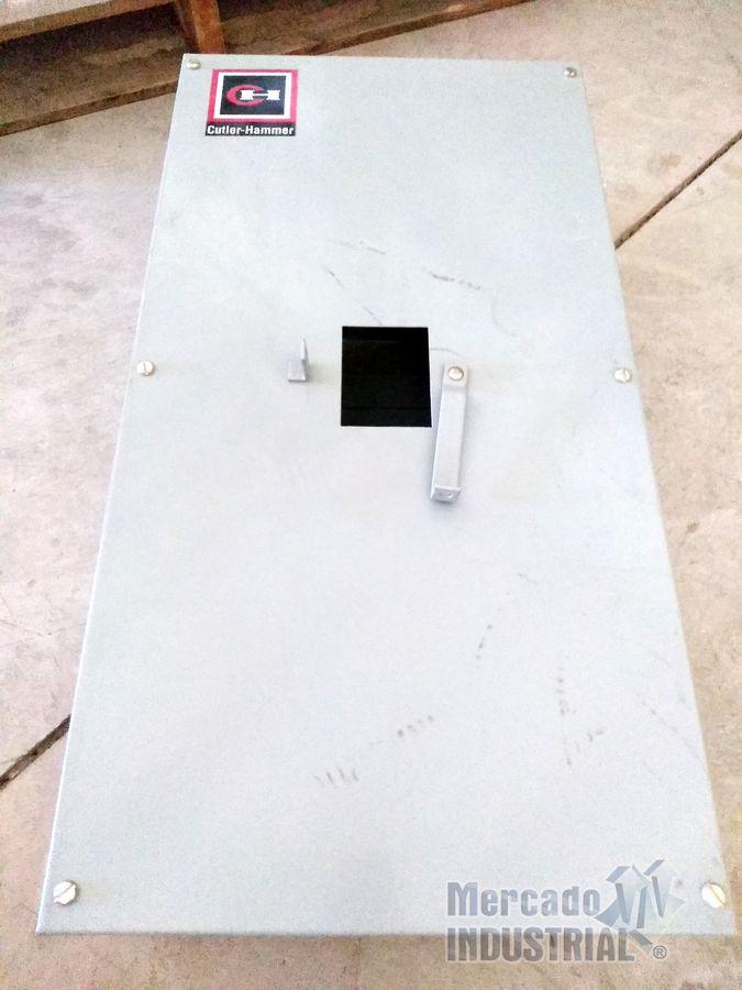 Gabinete vacío para uso general 69 cm x 36 cm marca Cutler-Hamer - imagen 1