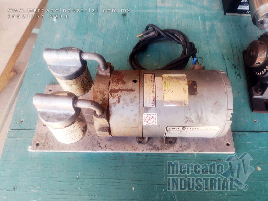 Bomba de vacío 1/4 HP modelo 0522-V103-G100X marca Gast - imagen 1