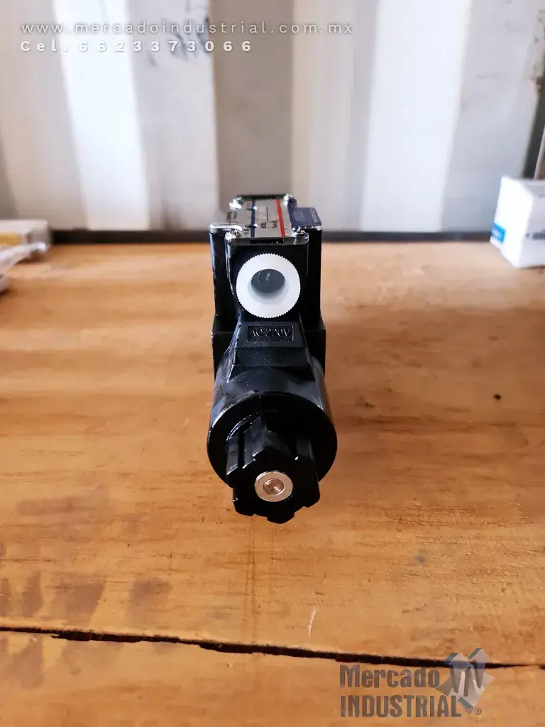 Válvula de control direccional 4480 PSI modelo HTD-01-3C60 marca Hydro-Tek - imagen 1