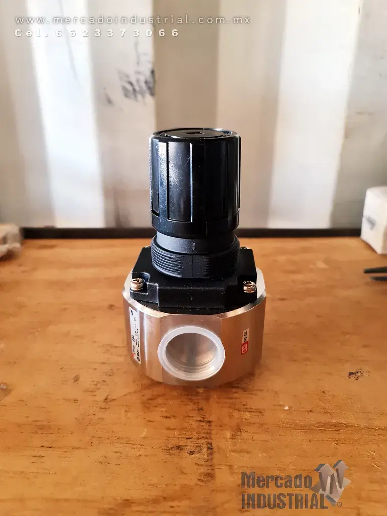 Válvula de presión 7.25-72.5 PSI modelo XT13-394 marca SMC - imagen 1