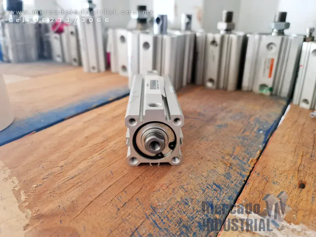 Pistón compacto 145 PSI modelo CDQ2A32-100DC marca SMC - imagen 1