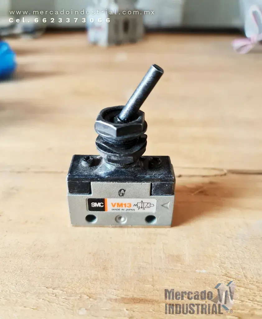 Válvula con switch marca SMC modelo VM13 - imagen 1