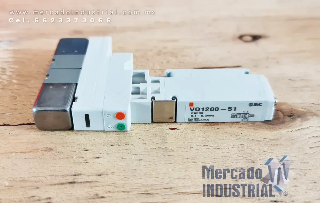 Válvula solenoide 14~101 PSI modelo VQ1200-51 marca SMC - imagen 1