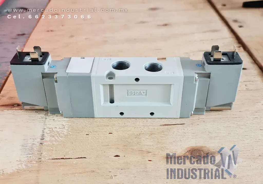 Válvula solenoide 21~101 PSI modelo VF5320-5DZ1-03 marca SMC - imagen 1
