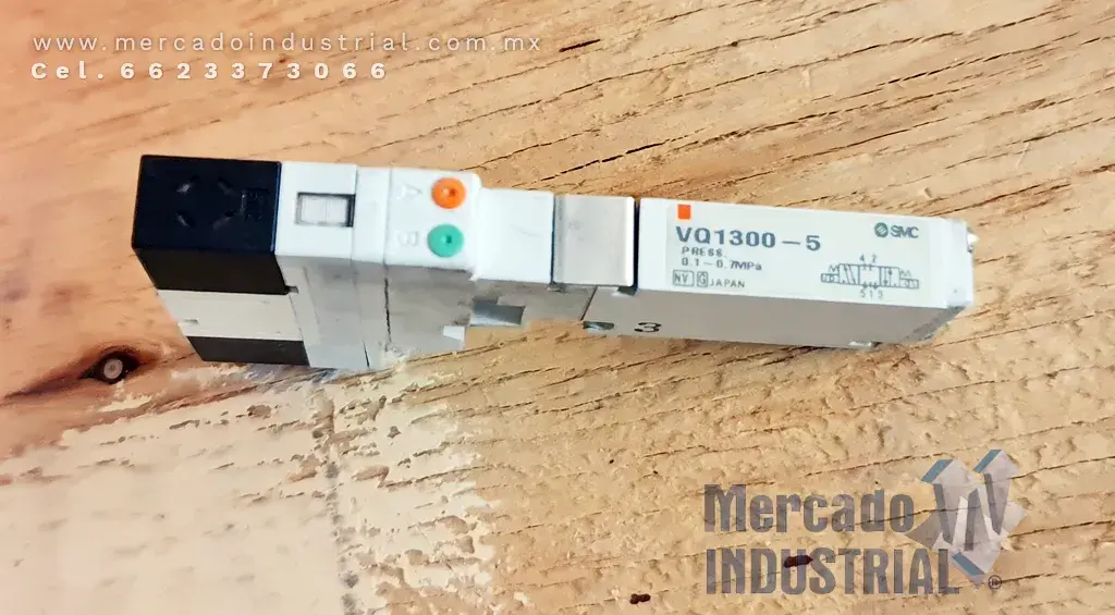 Válvula solenoide 4~101 PSI modelo VQ1300-5 marca SMC - imagen 1