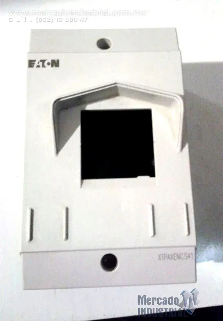 Caja protectora IEC IP41 para reloj checador modelo XTPAXENCS41 marca Eaton - imagen 1