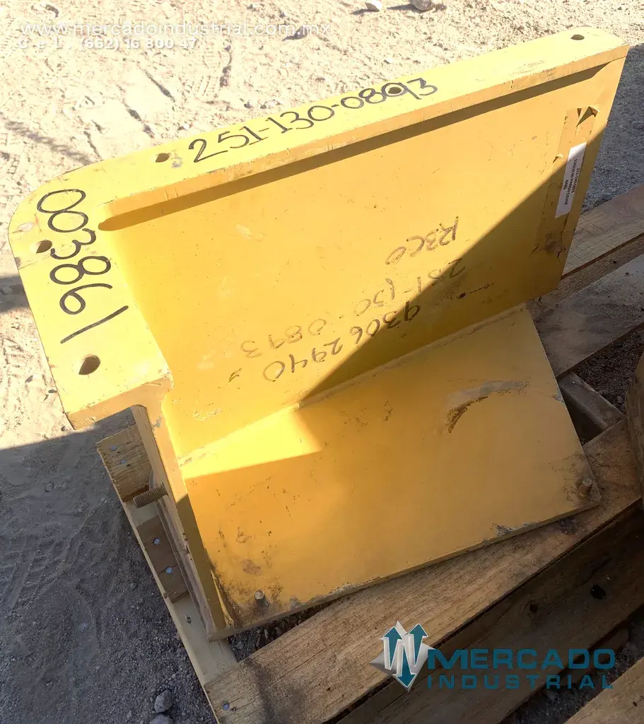 Komatsu 93062940 PINION COVER (PC3000-6) - imagen 1