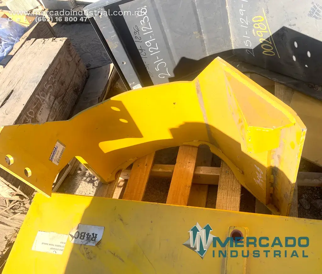 Komatsu 195-30-64122 COVER (D375A-2) - imagen 1