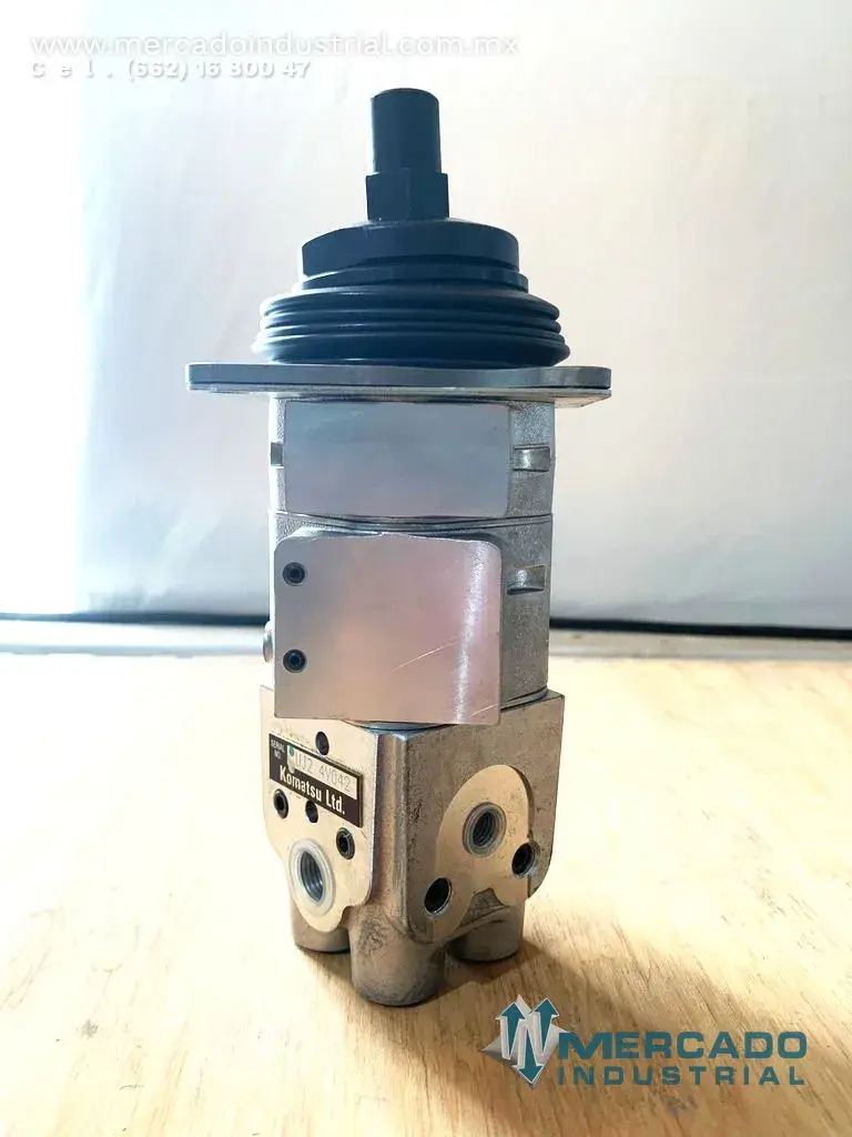Komatsu 702-16-01992 PILOT VALVE (D61EX-15) - imagen 1