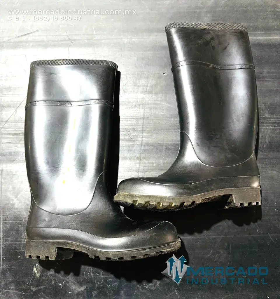 BOTA DE HULE NEGRO CON PUNTERA - imagen 1