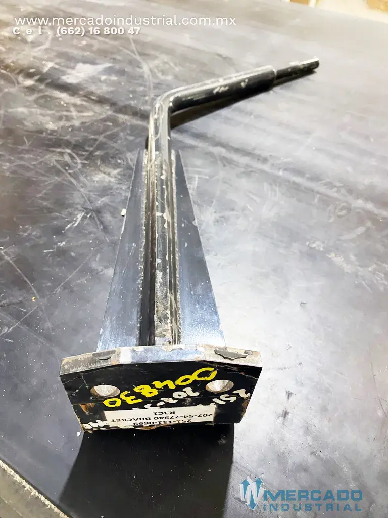 Komatsu 207-54-77940 BRACKET (PC300-7EO) - imagen 1