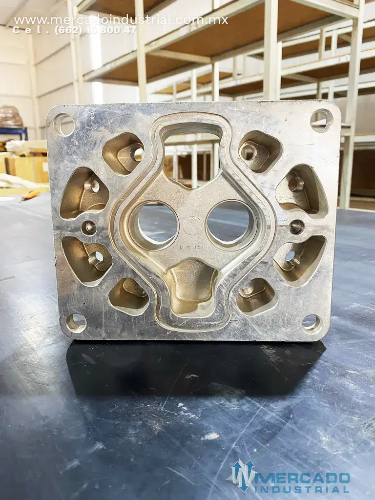 Komatsu 705-17-04520 (705-11-04352) BRACKET (HD785-5) - imagen 1