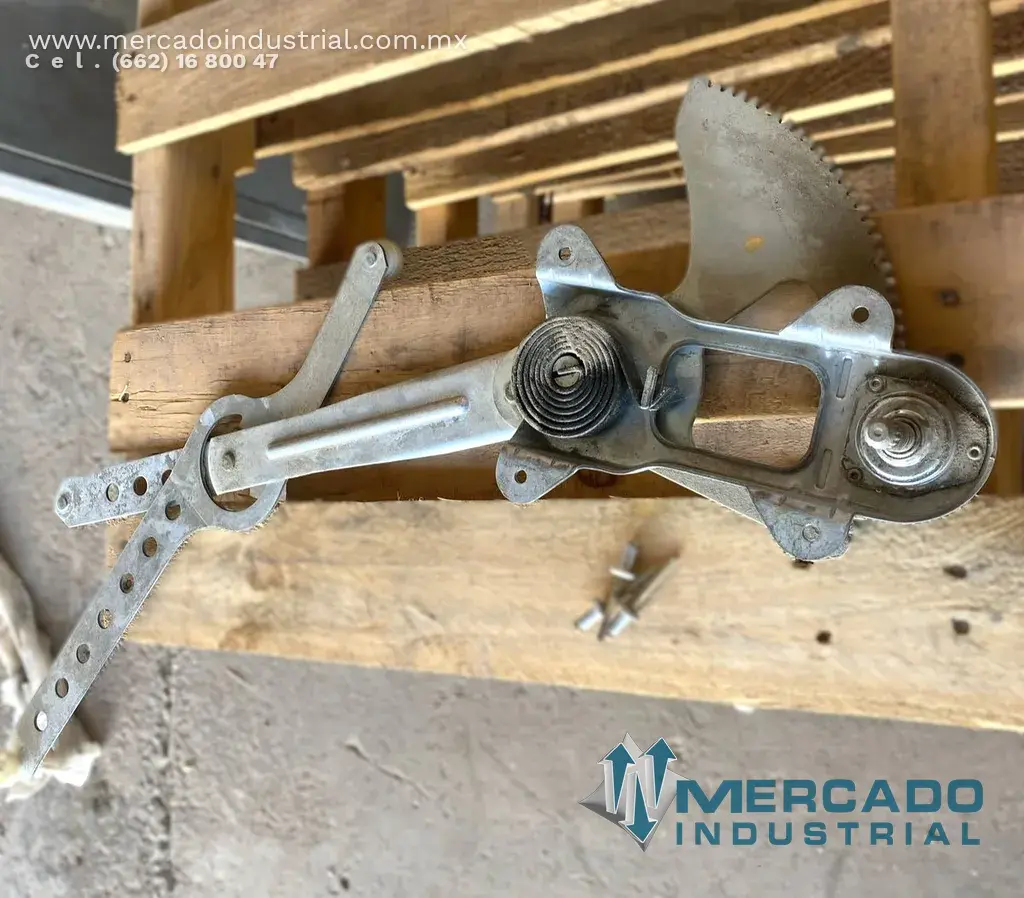 Regulador de ventana puerta derecha parte 22071950 marca Chevrolet - imagen 1