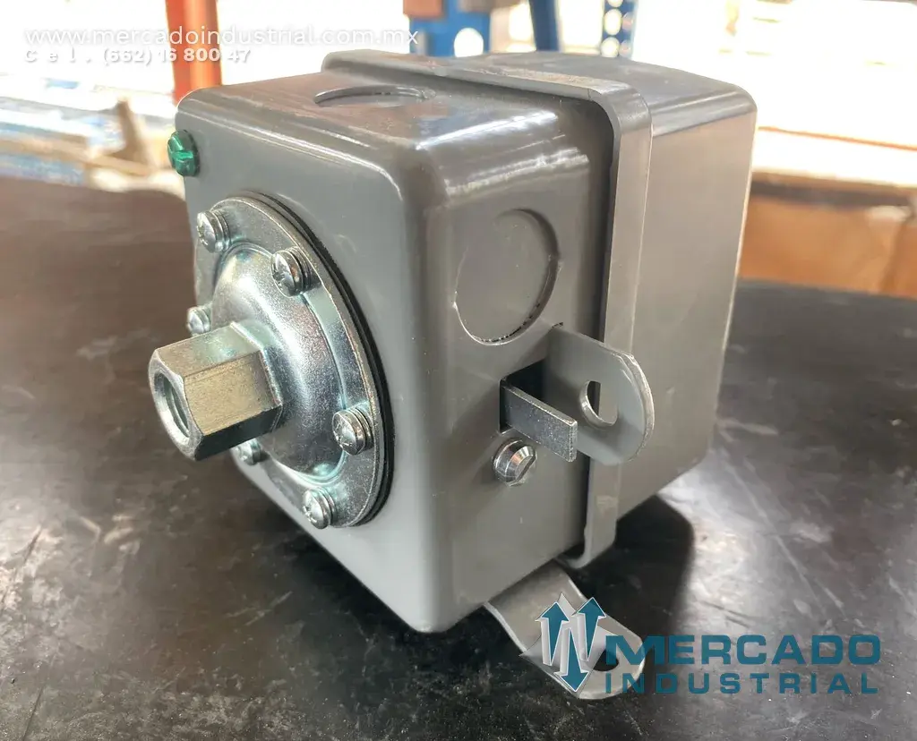 Interruptor de presión con gabinete 300 PSI a 450 PSI parte 1079Z529 marca Square D - imagen 1