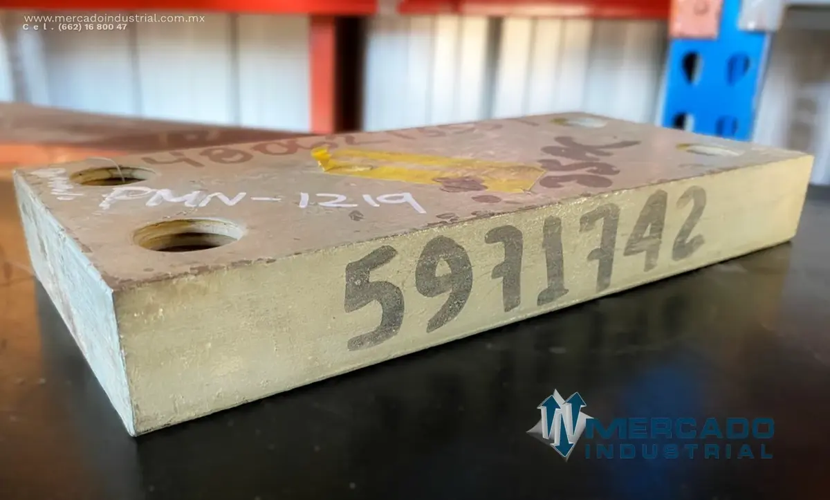 Placa rectangular 9 1/2" x 4" parte 02158162 marca Bucyrus - imagen 1