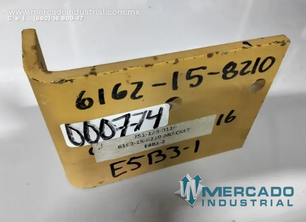 Komatsu 6162-15-8210 BRACKET (D155AX-6) - imagen 1