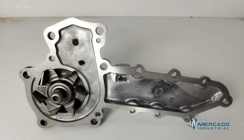 Bomba de agua parte 6685105 marca BOBCAT - imagen 1