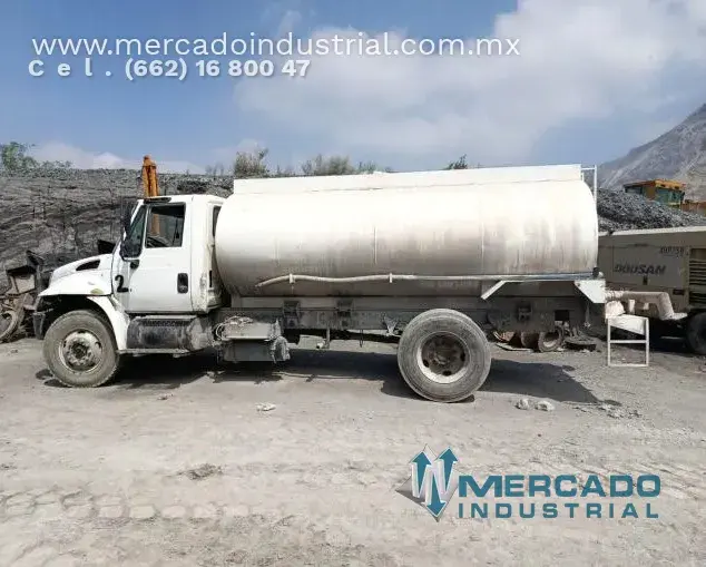 Pipa de agua 10000 L marca International - imagen 1